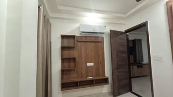 Apartment, 2 Bedrooms, Smoking, Balcony | Interior