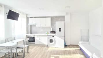 Economy-Apartment | Eigene Küche | Großer Kühlschrank, Mikrowelle, Ofen, Herdplatte