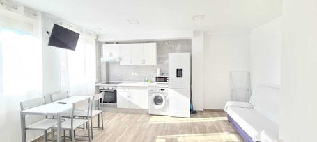 Refrigerador con freezer, microondas, horno, placa de cocina