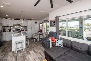 Smart TV, fireplace, stereo - Lake View House Resort Living at Lake Havasu (Lake Havasu City)