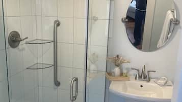 Een douche, een haardroger, handdoeken, zeep