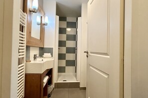Dusche, Haartrockner, Handtücher
