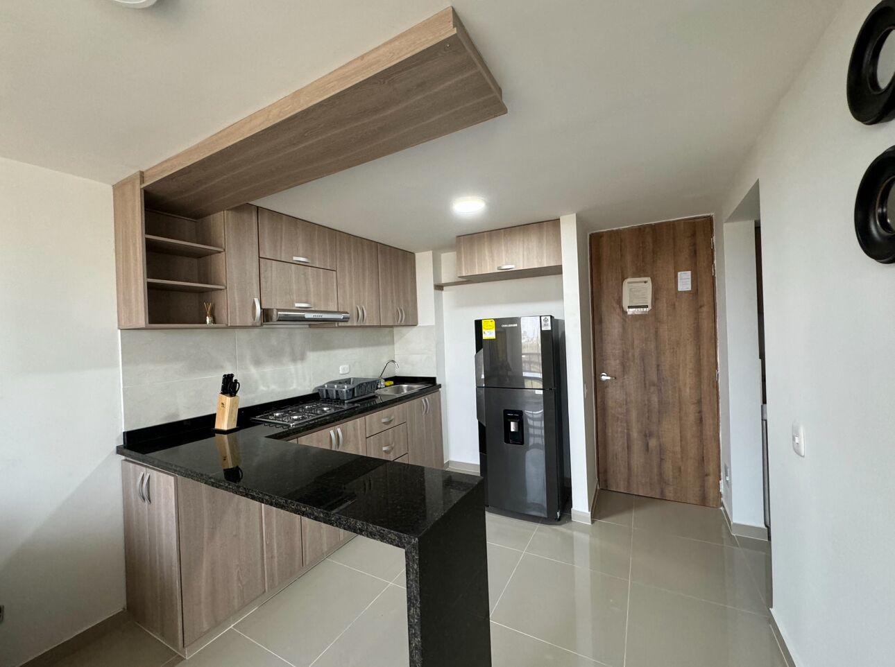 Réfrigérateur, plaque de cuisson, lave-vaisselle, cafetière/bouilloire