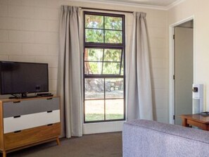 Blackout curtains, iron/ironing board, free WiFi, bed sheets - Clyde Central Motel (Clyde)