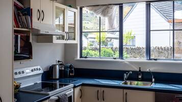 Central Residence | 2 bedrooms, blackout drapes, iron/ironing board, free WiFi