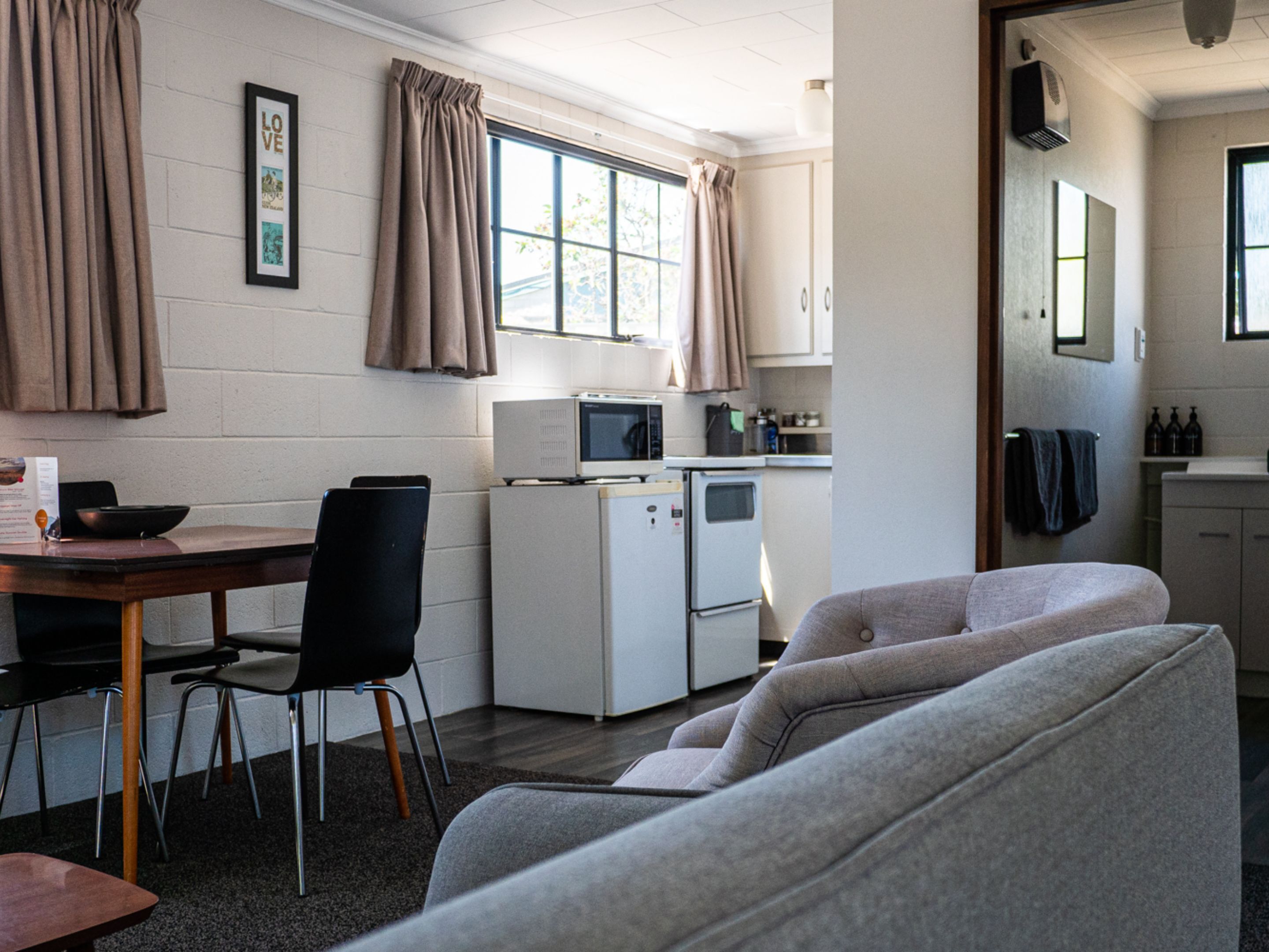 Family Apartment | Private kitchen | Electric kettle, toaster, cookware/dishes/utensils, dining tables