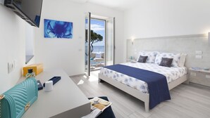 Une chambre à coucher moderne, équipée d’un lit, d’un bureau, d’une chaise et d’un téléviseur.