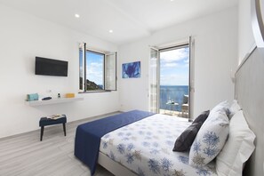 6 chambres, bureau, fer et planche à repasser, lit de bébé portatif