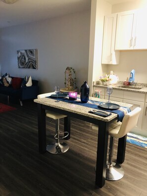 Dining - Cozy 1-bedroom apartment with WiFi, AC in wonderful Stamford (Stamford)