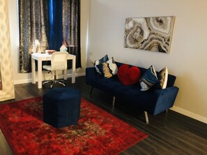 Living area - Cozy 1-bedroom apartment with WiFi, AC in wonderful Stamford (Stamford)