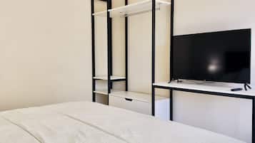 Villa Romantica | Una cassaforte in camera, tende oscuranti, ferro/asse da stiro