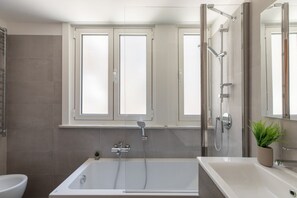 Bruser, hårtørrer, bidet