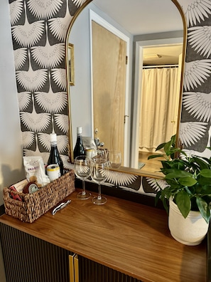 Interior - Adorable Midtown Kingston Tavern Style apartment (Kingston)