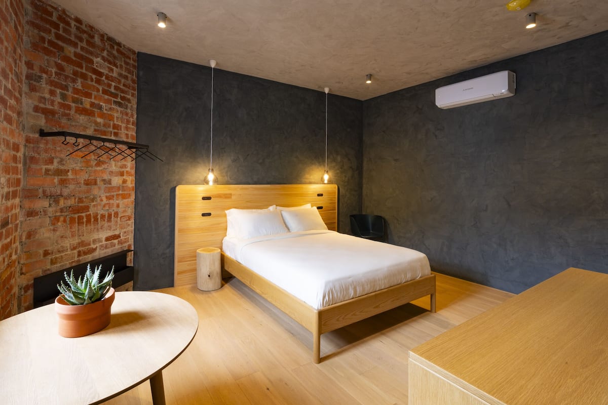 Singola Deluxe, 1 letto queen, bagno privato | Una scrivania, ferro/asse da stiro, Wi-Fi gratuito, lenzuola