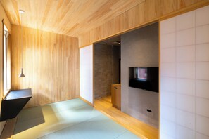 办公桌、熨斗/熨板、免费 WiFi、床单