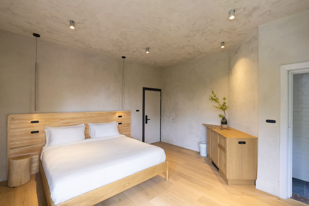Singola Deluxe, 1 letto king, bagno privato | Una scrivania, ferro/asse da stiro, Wi-Fi gratuito, lenzuola