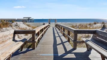 Tæt på stranden, liggestole, badehåndklæder