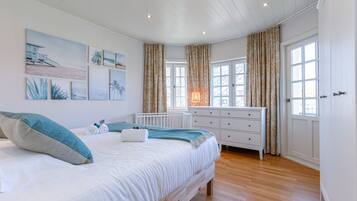 4 bedrooms, desk, iron/ironing board, WiFi