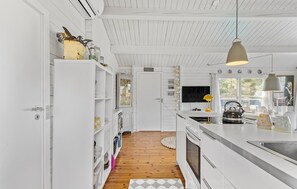Fridge, oven, stovetop, dishwasher - Lovely home in ålbæk with WiFi (Ålbæk)