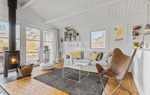 Fireplace, DVD player - Lovely home in ålbæk with WiFi (Ålbæk)