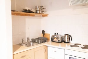 Appartement Confort | Cuisine privée | Grand réfrigérateur, micro-ondes, four, plaque de cuisson