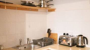 Departamento Confort | Cocina privada | Refrigerador con congelador, microondas, horno y parrilla de estufa