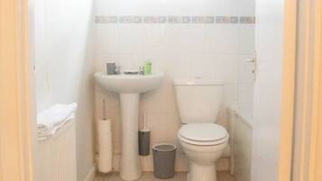 Apartemen Comfort | Kamar mandi | Handuk dan tisu toilet