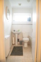 Comfort Apartment | Bathroom | Towels, toilet paper