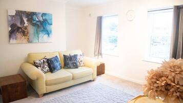 Apartemen Comfort | Area keluarga | TV layar datar