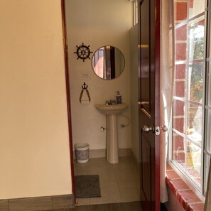 Een douche, een haardroger, handdoeken, zeep