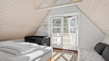 2 bedrooms, travel crib, free WiFi