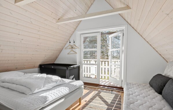 2 bedrooms, travel crib, free WiFi - 2 bedroom gorgeous home in Saltum (Saltum)