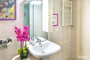 Shower, hair dryer, bidet, towels - The Vatican Museums are a 10-minute walk from the property. (Roma)