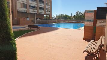 Een seizoensgebonden buitenzwembad