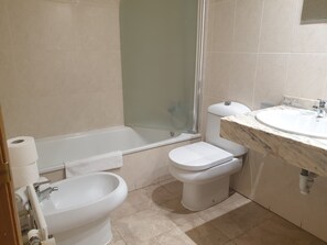 Apartamento, 2 quartos | Banheiro