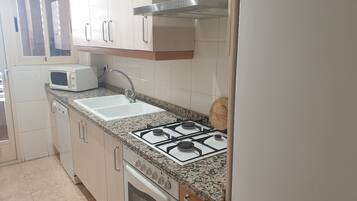 Appartement, 2 slaapkamers | Privékeuken | Een koelkast met diepvriezer, een microgolfoven, een oven, een kookplaat