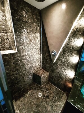 SĂšche-cheveux, serviettes fournies, papier toilette