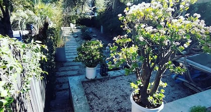Zen Guest house Apt in the Hollywood hills