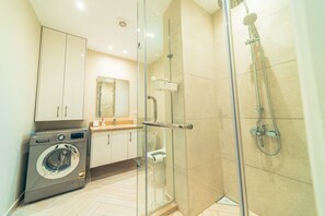 Suite | Bathroom | Shower, rainfall showerhead, towels - Dyafa Suites Giza (Giza)