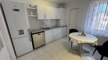 Microondas, horno, placa de cocina, lavavajillas