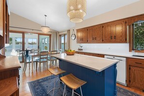 Fridge, microwave, oven, stovetop - Bridgeview Cottage: A Family-Friendly Waterfront Home in Sturgeon Bay (Sturgeon Bay)
