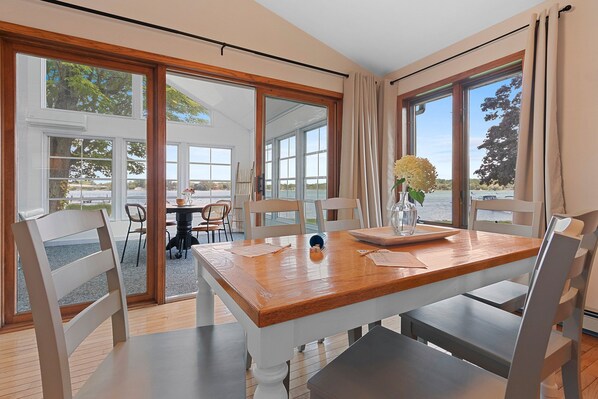 Dining - Bridgeview Cottage: A Family-Friendly Waterfront Home in Sturgeon Bay (Sturgeon Bay)