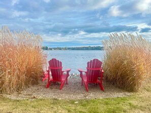 Property grounds - Bridgeview Cottage: A Family-Friendly Waterfront Home in Sturgeon Bay (Sturgeon Bay)