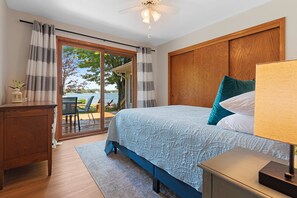 4 bedrooms, desk, iron/ironing board, travel cot - Bridgeview Cottage: A Family-Friendly Waterfront Home in Sturgeon Bay (Sturgeon Bay)
