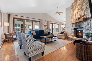 Smart TV, fireplace, video games, table football - Bridgeview Cottage: A Family-Friendly Waterfront Home in Sturgeon Bay (Sturgeon Bay)
