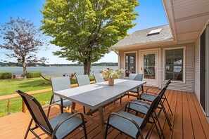 Outdoor dining - Bridgeview Cottage: A Family-Friendly Waterfront Home in Sturgeon Bay (Sturgeon Bay)