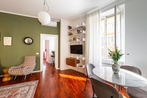 Interior - Charming 2-bedroom apartment for families in marvelous Roma with WiFi, AC (Roma)