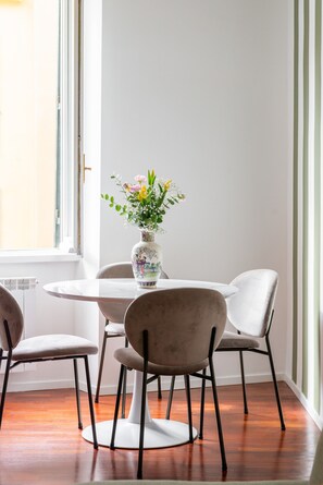 Dining - Charming 2-bedroom apartment for families in marvelous Roma with WiFi, AC (Roma)