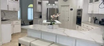 House by the lake: 3BR/2.5BA, Gated with a Pool!