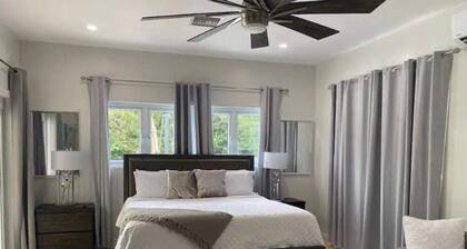 House by the lake: 3BR/2.5BA, Gated with a Pool!